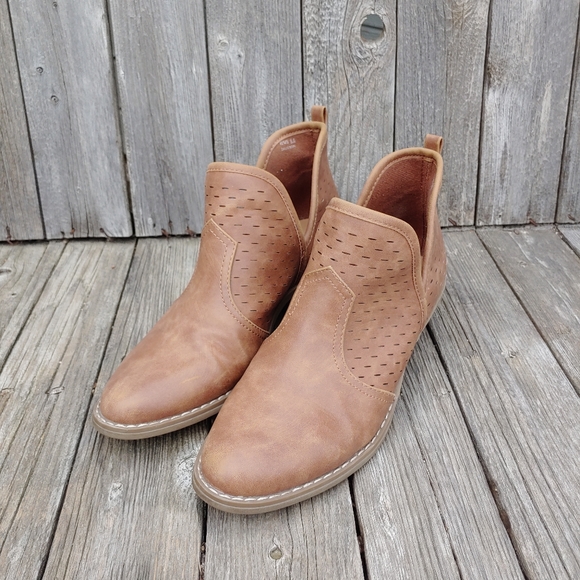 Report Shoes - Report Brown ankle booties size 8.5